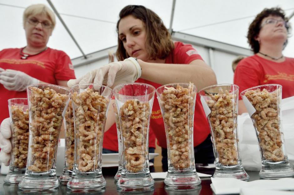 Parte del jurado realiza el conteo de camarones pelados por los participantes, para saber quien es el ganador en el 2014. (Foto: AFP/ PHILIPPE HUGUEN)&nbsp;&nbsp;&nbsp;