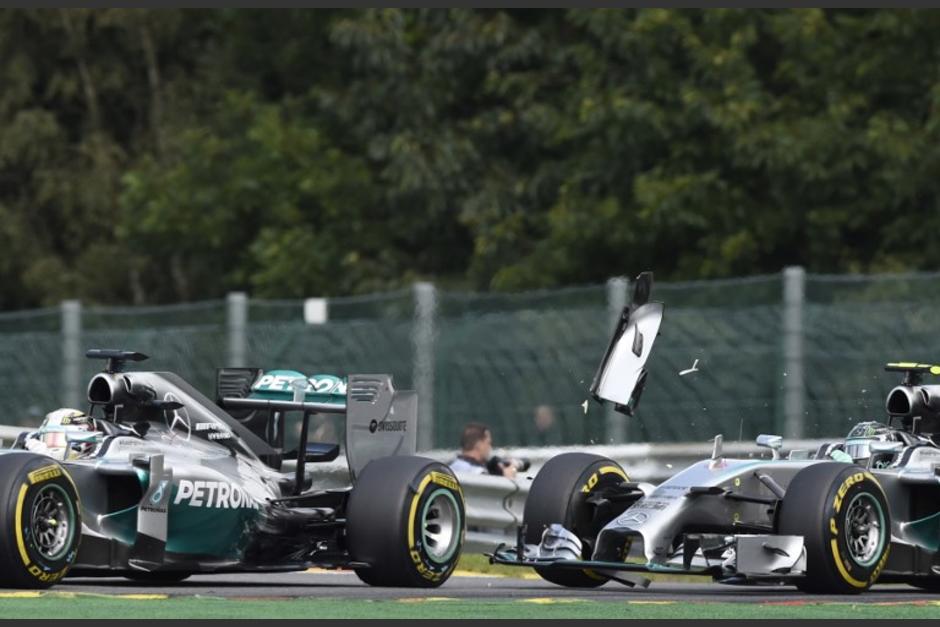 Este fue el choque entre Lewis Hamilton y Nico Rosberg, ambos compa&ntilde;eros en la escuder&iacute;a Mercedes-Benz, que caus&oacute; molestia entre los responsables del equipo. (Foto: AFP)