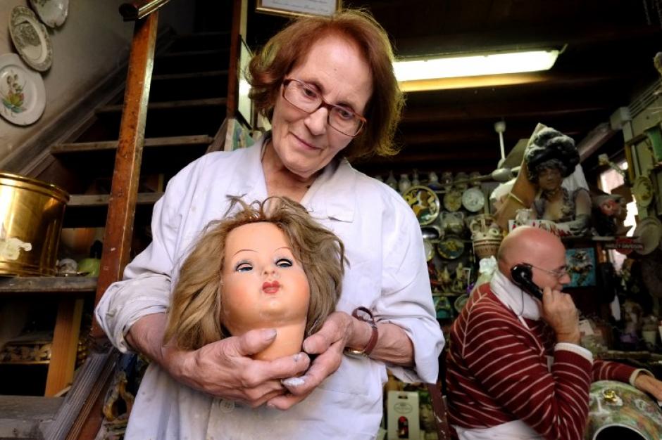 Federico Squatriti y su madre Gesolmina trabajan en su taller de 15 metros cuadrados donde han sido retocados juguetes y reliquias; este taller se ubica en la V&iacute;a di Ripetta en Roma. (Foto: AFP/ALBERTO PIZZOLI)
