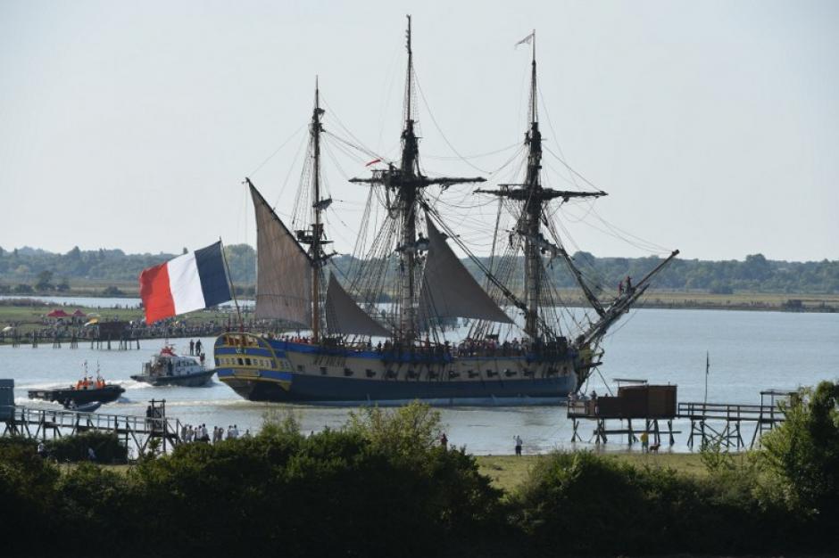 Los m&aacute;stiles de la fragata Hermonie, la distinguen en el puerto franc&eacute;s de la isla Aix. (Foto: Xavier Leoty/AFP)&nbsp;