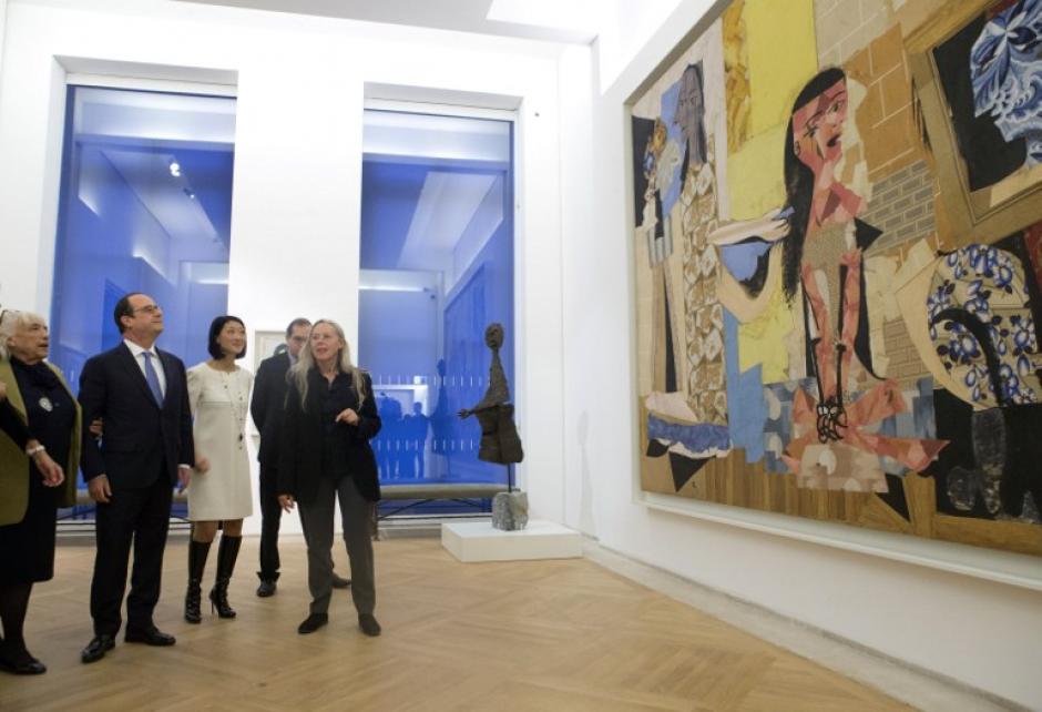 Maya Picasso, hija de Pablo Picasso, el presidente franc&eacute;s, Fran&ccedil;ois Hollande, el ministro de Cultura franc&eacute;s Fleur Pellerin, director del Museo Picasso de Par&iacute;s Laurent Le Bon y Anne Baldassari, jefe curador de la exposici&oacute;n inaugural del Museo Picasso de Par&iacute;s renovado, posan durante la inauguraci&oacute;n del Museo Picasso en Par&iacute;s el 25 de octubre de 2014. (Foto: AFP/JACQUES BRINON)