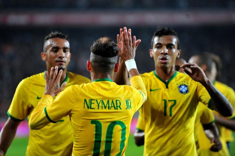 Neymar, quien anot&oacute; un doblete ante Turqu&iacute;a, es felicitado por sus compa&ntilde;eros. (Foto: AFP)