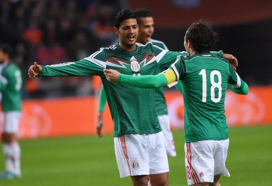 Carlos Vela y Andr&eacute;s Guardado celebran uno de los goles ante Holanda. (Foto: AFP)