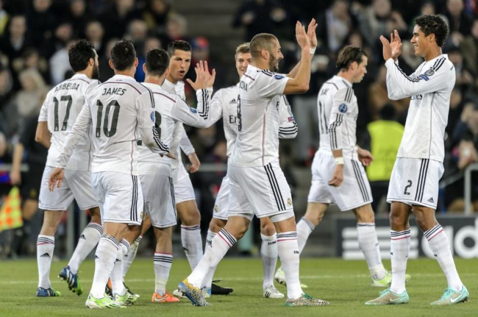 Los jugadores madridistas celebran el gol solitario de Cristiano Ronaldo con el que el Madrid derrot&oacute; 1-0 de visita al Basilea. (Foto: AFP)