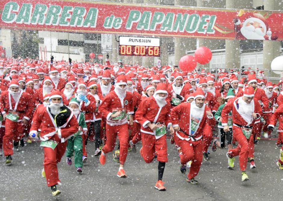 Hasta el 2013 Irlanda ten&iacute;a el r&eacute;cord de m&aacute;s personas disfrazadas de Santa Claus corriendo. (Foto: AFP)&nbsp;