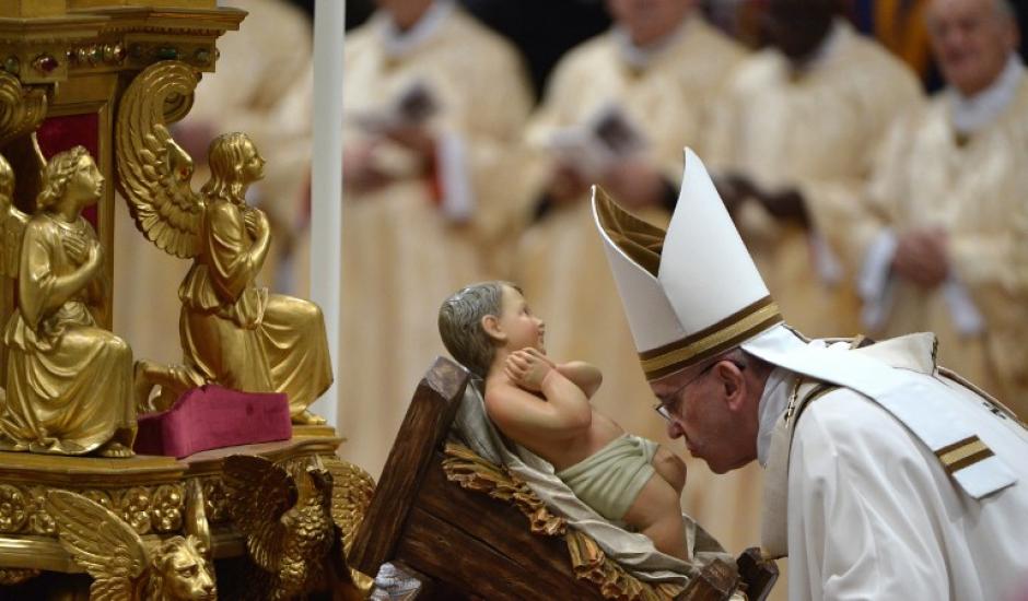 El papa Francisco besa al Ni&ntilde;o Jes&uacute;s durante la misa de Nochebuena, en la Bas&iacute;lica de San Pedro, en el Vaticano, este 24 de diciembre. (Foto: AFP)