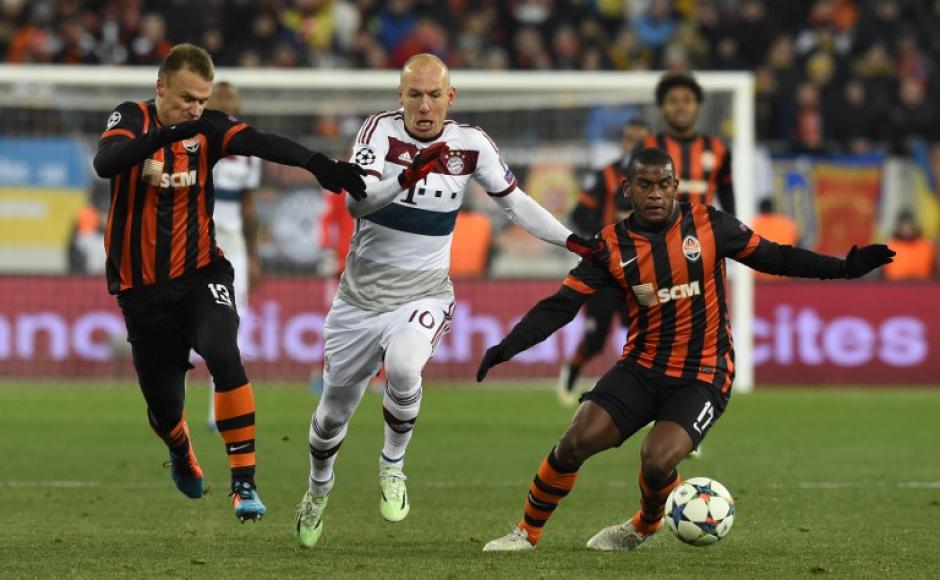 Robben lucha ante dos rivales del Shakhtar. (Foto: AFP)