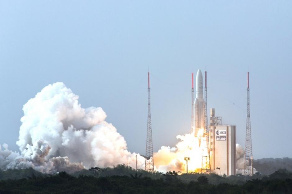 Logran con &eacute;xito poner en &oacute;rbita los sat&eacute;lites THOR 5 y Sicral 2 en cohete Ariane 5. (Foto: AFP)&nbsp;
