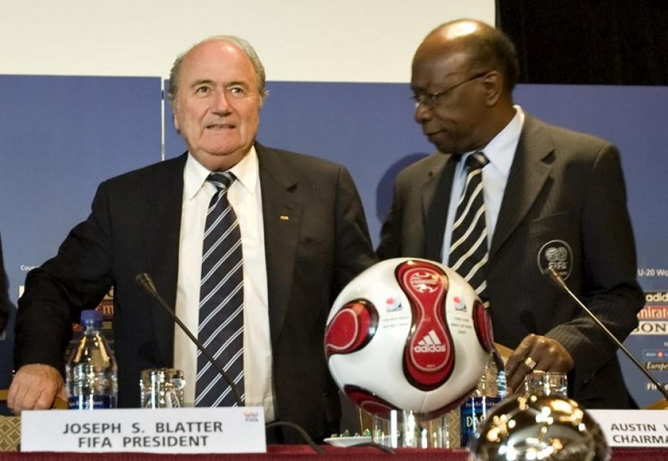 Imagen de archivo de cuando Jack Warner era el vicepresidente de la FIFA, junto al presidente Joseph Blatter. (Foto: AFP)