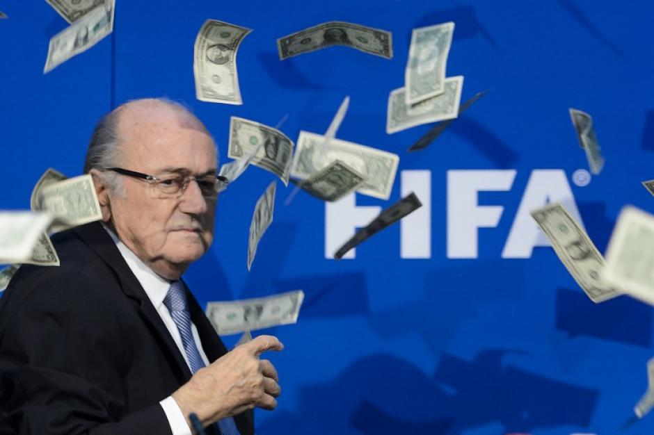 Joseph Blatter fue recibido por un intruso que le tir&oacute; d&oacute;lares a la cara justo cuando iniciar&iacute;a su conferencia de prensa por la FIFA. (Foto: AFP)