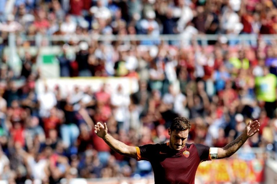 Totti anot&oacute; su gol n&uacute;mero 300 defendiendo la camisola de la Roma. (Foto: AFP)