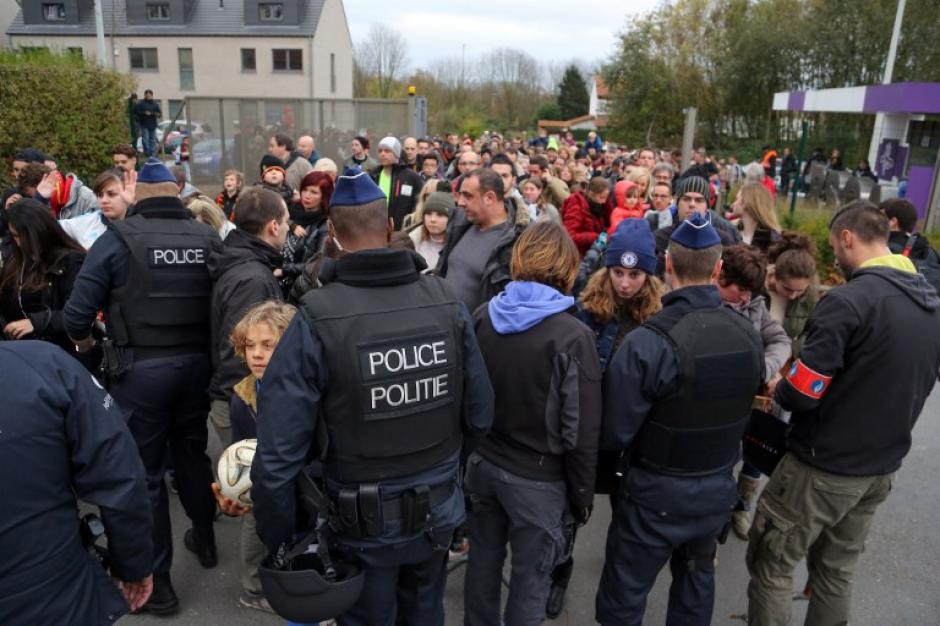 La polic&iacute;a de B&eacute;lgica resguarda a los Red Devils previo a un entrenamiento. (Foto: AFP)