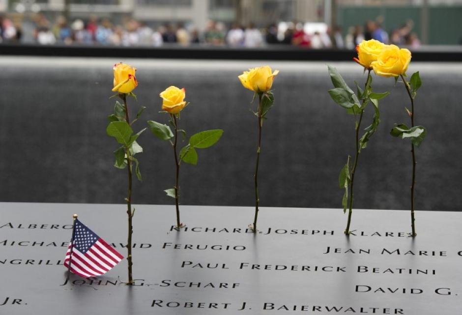 Una imagen de archivo tomada en septiembre 2011 presenta una bandera y las rosas colocadas en el monumento del 9/11 de la torre sur del World Trade Center en Nueva York. Miles de restos no identificados de las v&iacute;ctimas de los atentados del 11 de septiembre de 2001 en Nueva York, se tomaron el 10 de mayo de 2014 y se trasladaron a un laboratorio &nbsp;m&eacute;dico para el nuevo museo. (Foto: AFP/DON EMMERT)