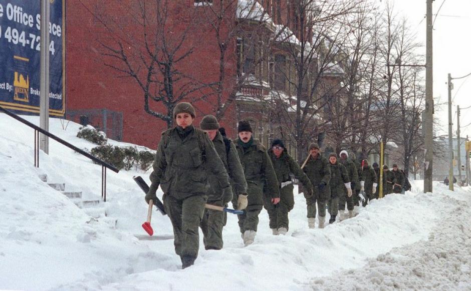 Miembros del ej&eacute;rcito y de Canad&aacute; realizan algunas labores en busca de colaborar con vecinos de Toronto, debido al c&aacute;os que ha provocado una tormenta de nieve. (AFP)