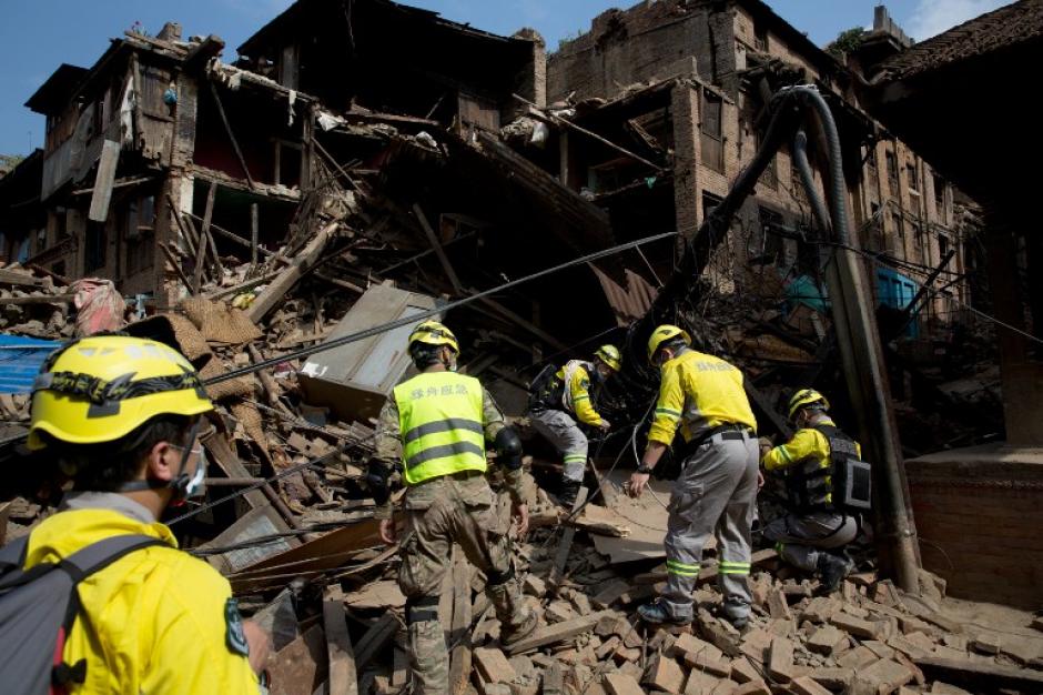 Las labores de rescate tras el terremoto que ha afectado Nepal contin&uacute;an pese al mal tiempo y por las carencias del pa&iacute;s asi&aacute;tico para responder a un desastre de tal magnitud. (Foto: AFP)&nbsp;