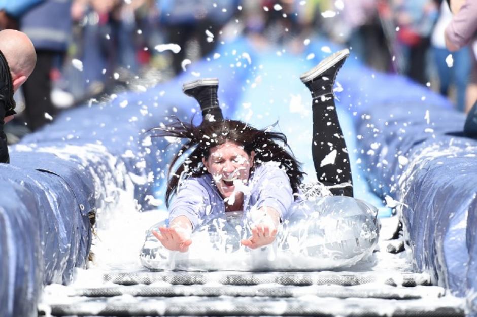 Luke Jerram cre&oacute; la atracci&oacute;n de 90 metros, llamado Park and Slide. (Foto: AFP)&nbsp;