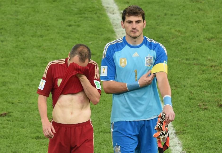 Andr&eacute;s Iniesta e Iker Casillas, art&iacute;fices del t&iacute;tulo hace cuatro a&ntilde;os en Sud&aacute;frica, ahora se lamentan la temprana eliminaci&oacute;n del Mundial. (Foto: AFP)