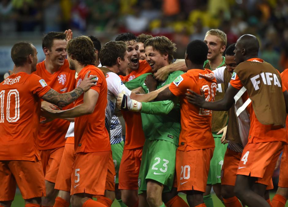 Tim Krul se puso el traje de h&eacute;roe y meti&oacute; a Holanda a semifinales. (Foto: AFP)