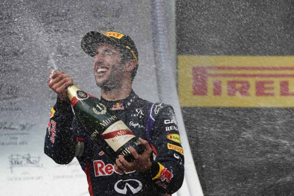 El australiano Daniel Ricciardo celebra su triunfo en Hungr&iacute;a. (Foto: AFP)
