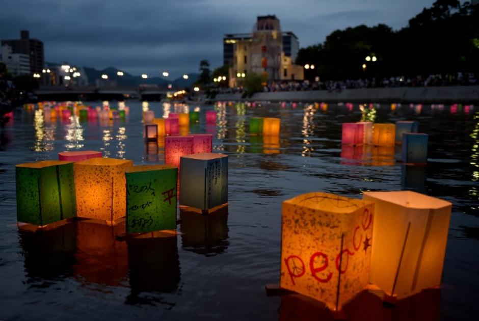    L&aacute;mparas de papel flotan en el r&iacute;o Motoyasu, donde se encuentra el domo de protecci&oacute;n de bomba at&oacute;mica (al fondo) por motivo del 69 aniversario de la primera bomba at&oacute;mica lanzada en el mundo. (Foto: AFP/Toru Yamanaka)