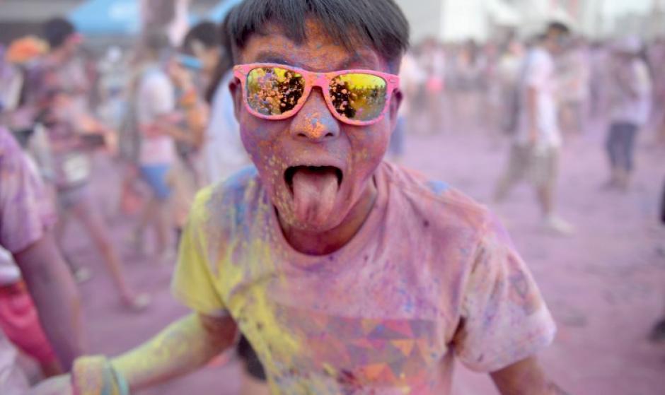 Celebraci&oacute;n anual del Color Run en Shangai. Esta carrera de cinco kil&oacute;metros no tiene ganadores. (Foto: Johannes Eisele/AFP)