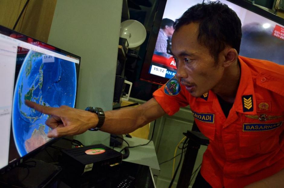 Un funcionario de la agencia de b&uacute;squeda y rescate nacional de Indonesia en Medan, Sumatra del Norte, se&ntilde;ala en la pantalla la posici&oacute;n donde el vuelo QZ8501 de AirAsia habr&iacute;a desaparecido. (Foto: AFP)&nbsp;