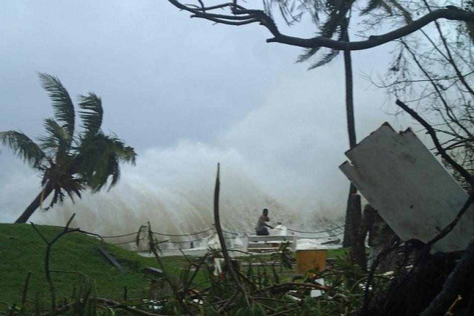 El fuerte viento provocado por el cicl&oacute;n Pam provoc&oacute; que las olas del mar aumentaran su caudal en Vanuatu. (Foto: AFP)&nbsp;