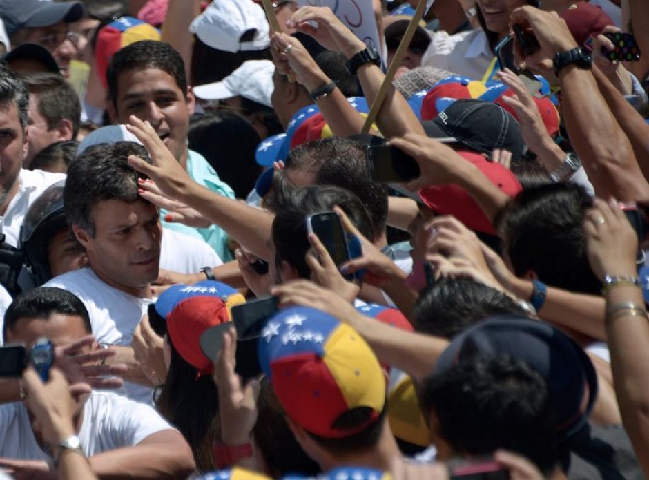 Leopoldo L&oacute;pez ser&aacute; presentado a la justicia venezolana este mi&eacute;rcoles donde se decidier&aacute; su situaci&oacute;n legal, luego que el Gobierno lo responsanbiliza por las protestas violentas. Foto:AFP
