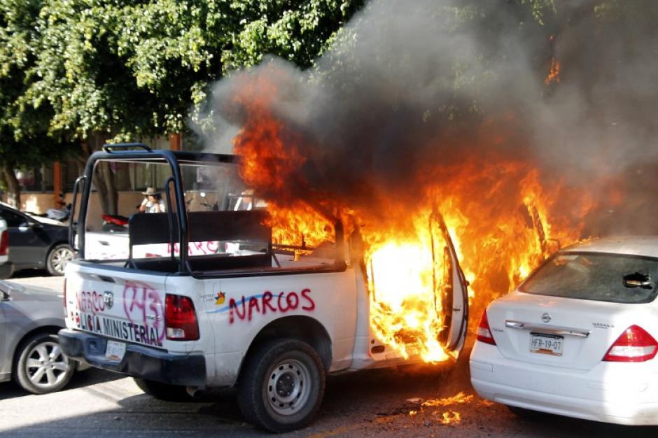 Un carro en llamas en las afueras de la Oficina Estatal en Chilpancingo, Guerrero, M&eacute;xico. (Foto:&nbsp;Eduardo Guerrero/AFP)