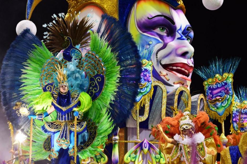 Bailarines de la escuela de samba Academicos do Tucuruvi bailan sobre la carroza elaborada especialmente para el Carnaval en Sao Paulo. (Foto: AFP)