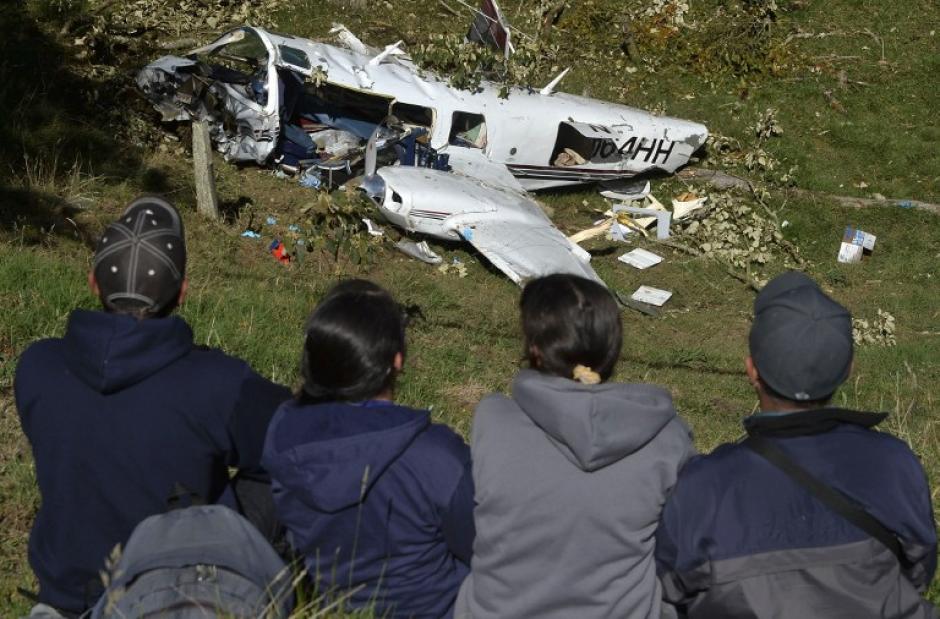 Personas observan los restos de la avioneta que se estrell&oacute; en Colombia, dejando dos muertos durante el rodaje de una pel&iacute;cula sobre Pablo Escobar. (Foto: AFP)