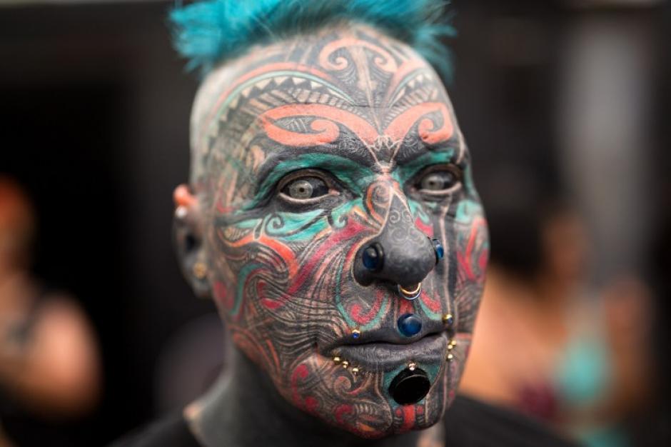 Un hombre, cuyo rostro est&aacute; completamente cubierto de tatuajes, posa durante el festival del tatuaje anual de tres d&iacute;as el 6 de junio de 2015, de la ciudad costera israel&iacute; de Tel Aviv. (Foto: AFP/MENAHEM KAHANA)