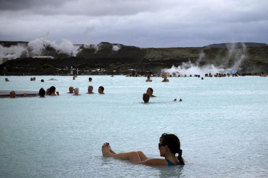Gente se ba&ntilde;a en la "Laguna Azul", una de las atracciones m&aacute;s visitadas de Islandia en la pen&iacute;nsula de Reykjanes. (Foto: AFP / JOEL SAGET)