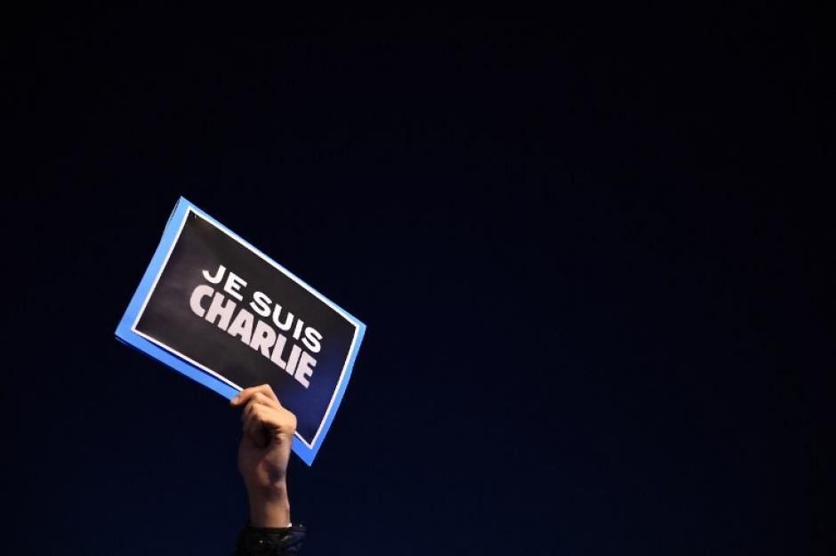 Un hombre sostiene una pancarta en la que se lee "Yo soy Charlie", en el viejo puerto de Marsella, sur de Francia, el 7 de enero de 2015, tras un ataque armado en las oficinas del semanario sat&iacute;rico "Charlie Hebdo". (Foto: AFP/ANNE-CHRISTINE POUJOULAT)