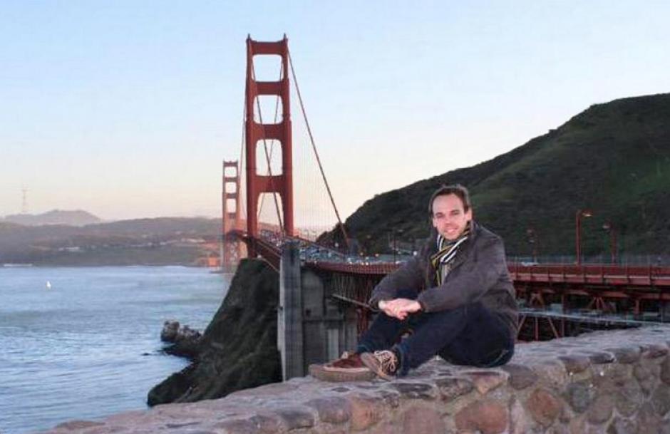 Esta foto que circula en Internet y las redes sociales muestra a Andreas Lubitz, posando en el puente Golden Gate en California. Lubitz, el joven copiloto alemán del vuelo Germanwings, parece haber estrellado&nbsp;deliberadamente&nbsp;el avión en los Alpes franceses, después de no dar acceso a su capitán a la cabina, pero no se cree que es parte de un complot terrorista, dijeron las autoridades francesas. (Foto: AFP)