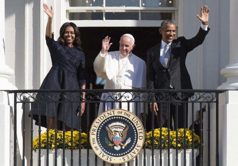 El presidente estadounidense, Barack Obama, la primera dama Michelle Obama y el papa Francisco durante una ceremonia de llegada en el Jard&iacute;n Sur de la Casa Blanca en Washington, DC, 23 de septiembre de 2015. (Foto: &nbsp;AFP / JIM WATSON)