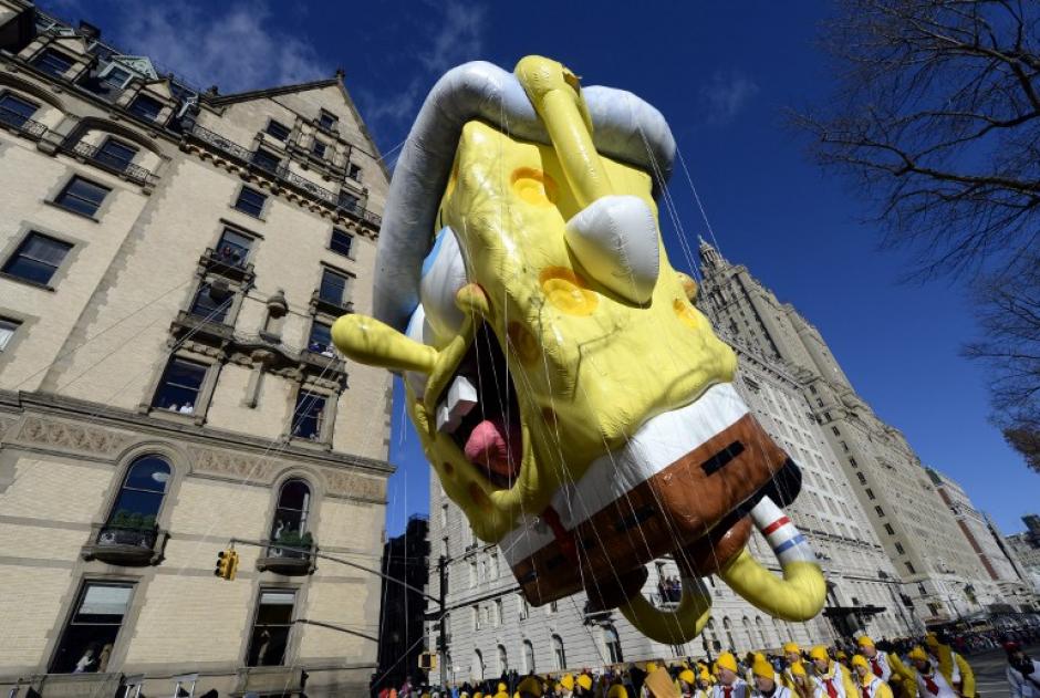 Aunque hubo temor de que se cancelara el desfile por los fuertes vientos en Nueva York, los personajes gigantes pasearon por entre los edificios. (Foto: Timothy Clary/AFP)&nbsp;