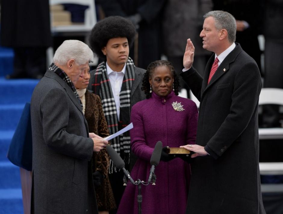De Blasio fue juramentado como nuevo alcalde de Nueva York junto a su familia. (Foto: Stan Honda/AFP)