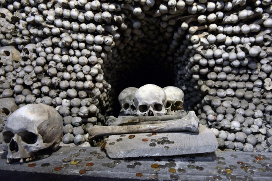 La catedral de Kutn&aacute; Hora atrae a miles de visitantes al a&ntilde;o, pues el Osario de Sedlec es considerado una obra mestra g&oacute;tica. (Michal Cizek/AFP)&nbsp;
