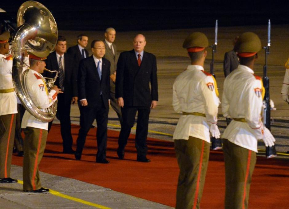 Pasada la medianoche, el avi&oacute;n de Ban aterriz&oacute; en La Habana, donde fue recibido por el ministro de Comercio Exterior de la isla, Rodrigo Malmierca. Foto AFP