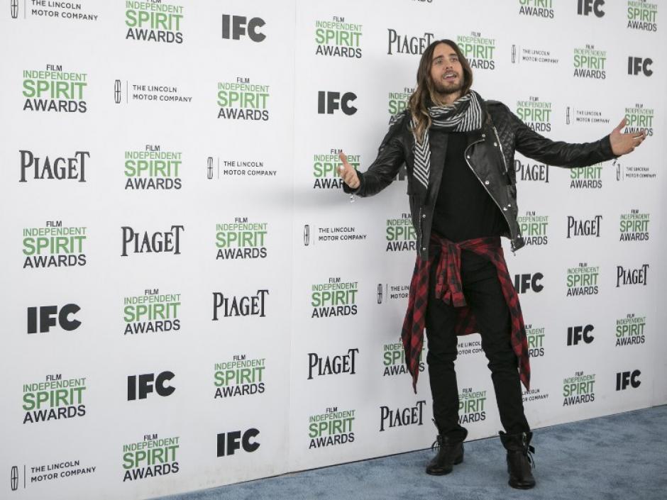 Jared Leto, gan&oacute; al mejor actor de reparto. En la alfombra azul visti&oacute; poco elegante. Botas desatadas, franela amarrada a la cintura y chumpa de lona. (Foto:AFP)