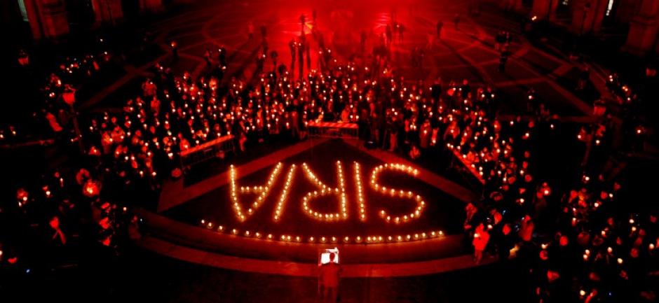 Esta vigilia, celebrada el 14 de marzo de 2014, marca el tercer aniversario del inicio del conflicto violento en Siria, en el Campidoglio de Roma. La guerra civil en Siria entra en su cuarto a&ntilde;o el 15 de marzo, dejando al menos 146.000 muertos y millones de personas sin hogar, las ciudades y los tesoros hist&oacute;ricos del pa&iacute;s en ruinaas y la econom&iacute;a devastada. (Foto:AFP)