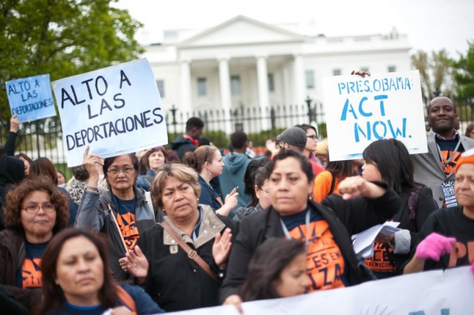 Decenas de migrantes protestaron en Estados Unidos en el d&iacute;a del trabajo, aunque en esa naci&oacute;n se celebra hasta septiembre. (Foto:AFP)&nbsp;