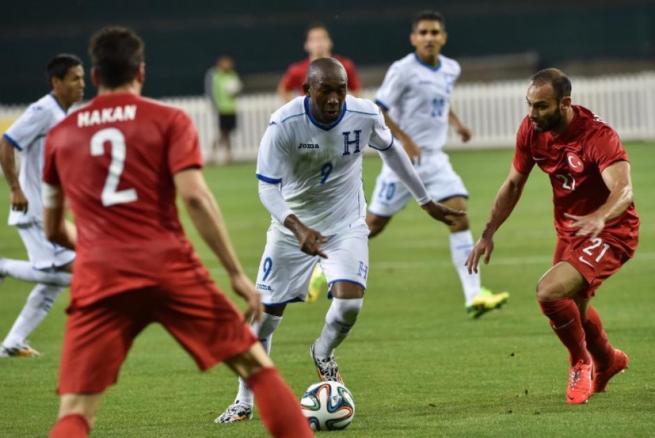 Jerry Palacios conduce el bal&oacute;n ante la marca de los turcos. (Foto: AFP)