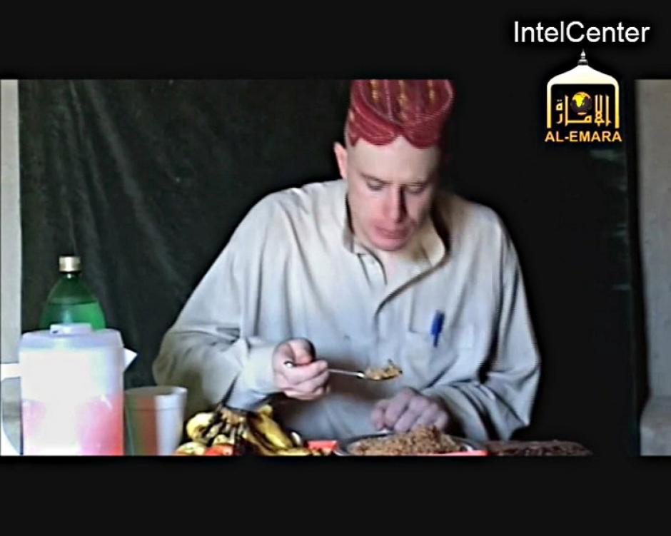 El Sargento Bowe Bergdahl aparece en este fotograma de 2010 en el que ingiere alimentos y viste ropa tradicional talib&aacute;n durante el tiempo que el Talib&aacute;n lo mantuvo cautivo desde 2009. &nbsp;(Foto: AFP)