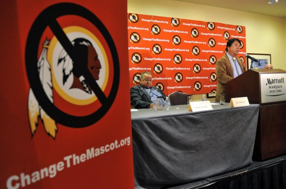 La decisi&oacute;n publicada hoy se produjo en respuesta a una demanda interpuesta por un grupo de j&oacute;venes nativos americanos que consideran irrespetuoso el uso de la imagen de un indio ataviado con un penacho de plumas en la cabeza &nbsp;(Foto: AFP)&nbsp;