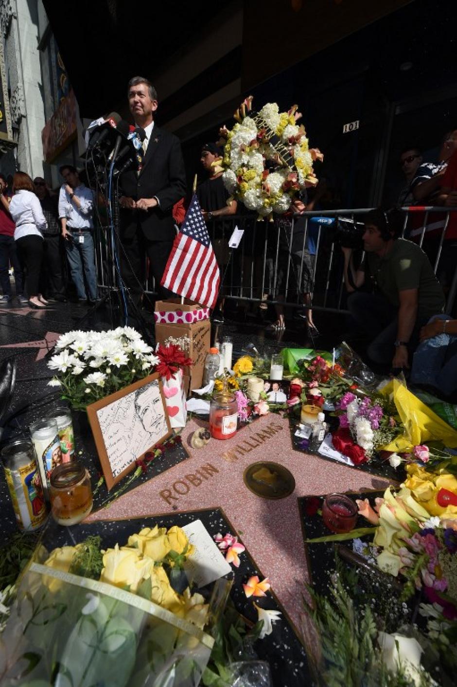 Flores, fotos y cartas han sido colocadas en la estrella de Robin Williams en el paseo de la fama de Hollywood. (Foto: AFP)