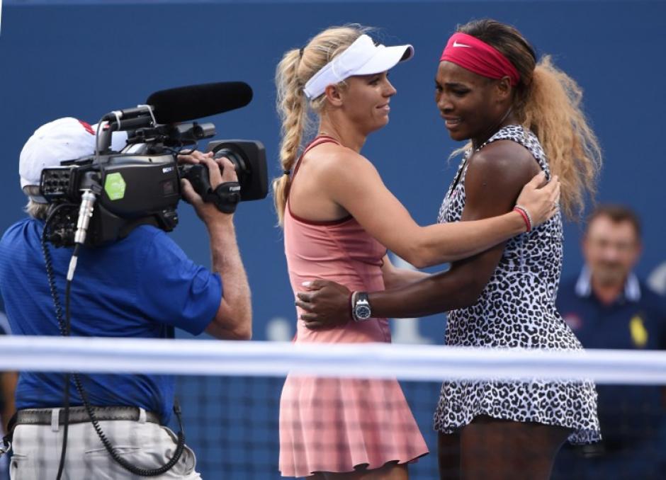 Serena Williams de los EE.UU. y Caroline Wozniacki de Dinamarca se abrazan despu&eacute;s de disputar la final US Open 2014. (Foto: AFP)