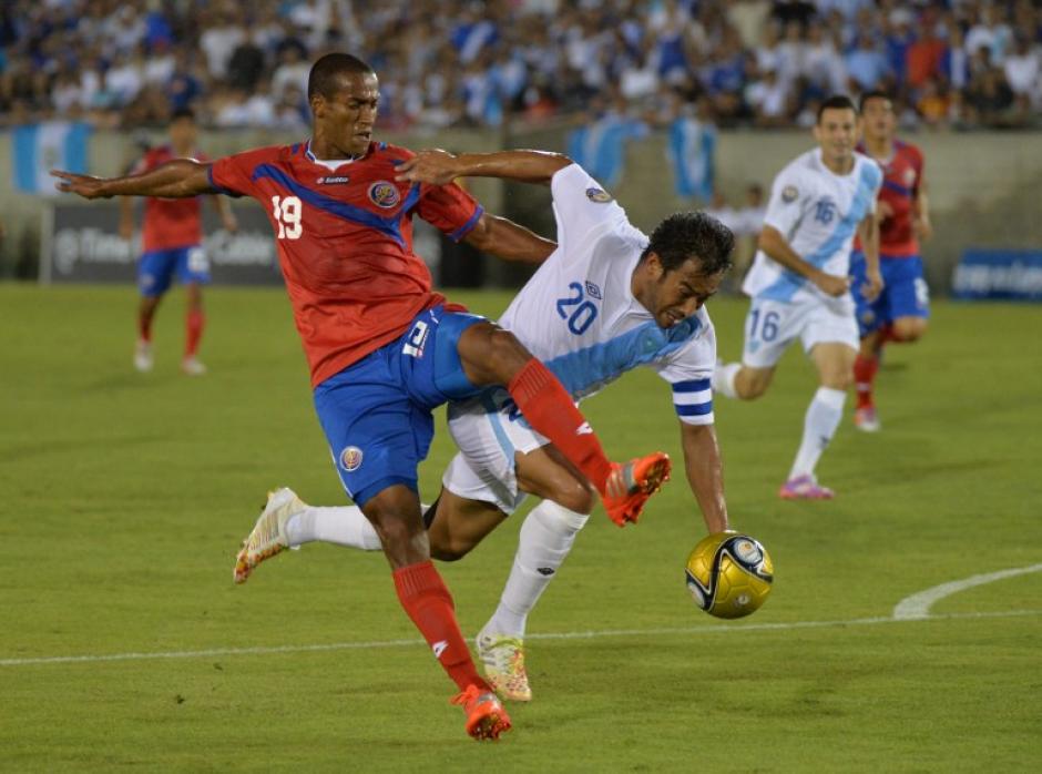 Carlos Ruiz complic&oacute; a los defensores de Costa Rica durante todo el partido. (Foto: AFP)