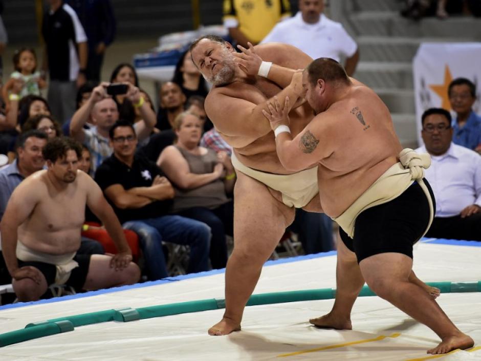 Pelea de pesos pesados en Long Beach, Estados Unidos. Luchadores de sumo compiten en el US Sumo Open. (Foto: AFP/Mark Ralston)